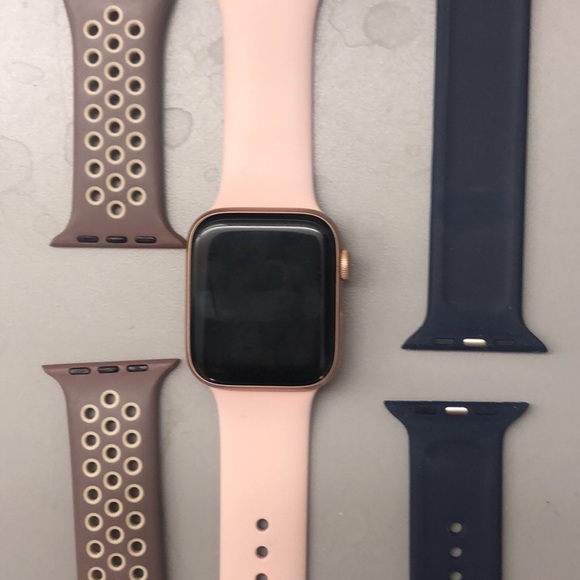 Apple Watch Series 4 44mm Rose Gold - Picture 3 of 6